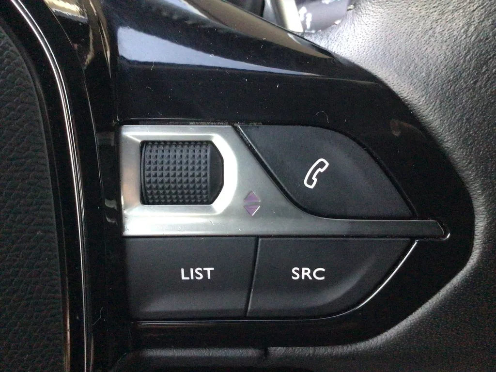 PEUGEOT 2008 1.2 PureTech 130pk EAT8 Active PEUGEOT 2008 1.2 PureTech 130pk EAT8 Active