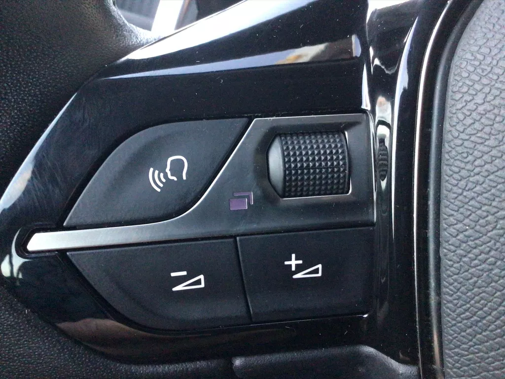 PEUGEOT 2008 1.2 PureTech 130pk EAT8 Active PEUGEOT 2008 1.2 PureTech 130pk EAT8 Active