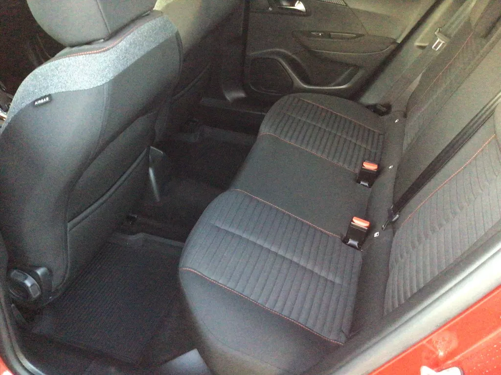 PEUGEOT 2008 1.2 PureTech 130pk EAT8 Active PEUGEOT 2008 1.2 PureTech 130pk EAT8 Active