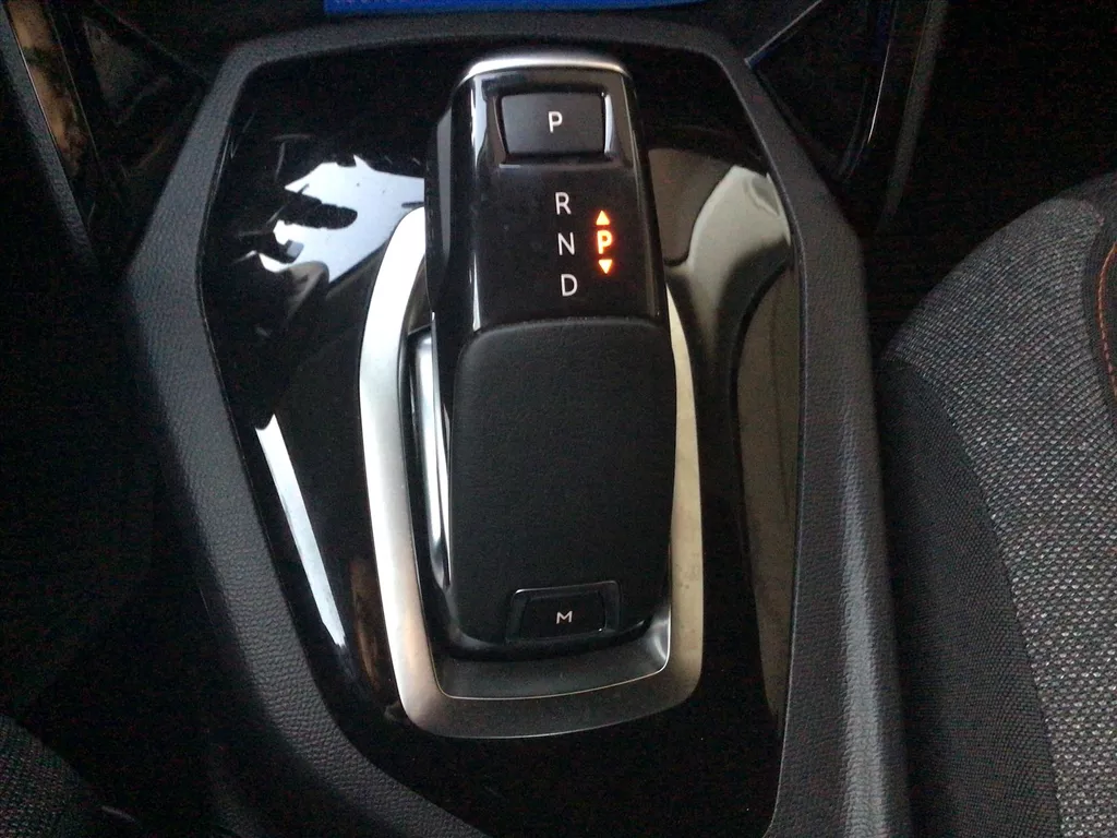 PEUGEOT 2008 1.2 PureTech 130pk EAT8 Active PEUGEOT 2008 1.2 PureTech 130pk EAT8 Active